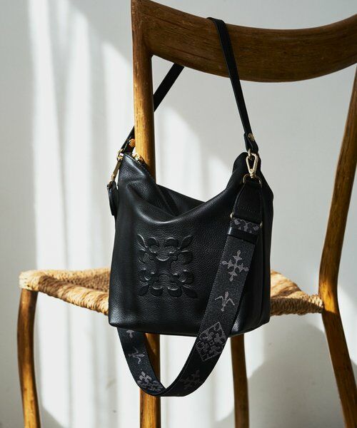 russet / ラシット ショルダーバッグ | 《WEB限定》スタンダードミニショルダーバッグ <エンボスモノグラム>（ブラック）
