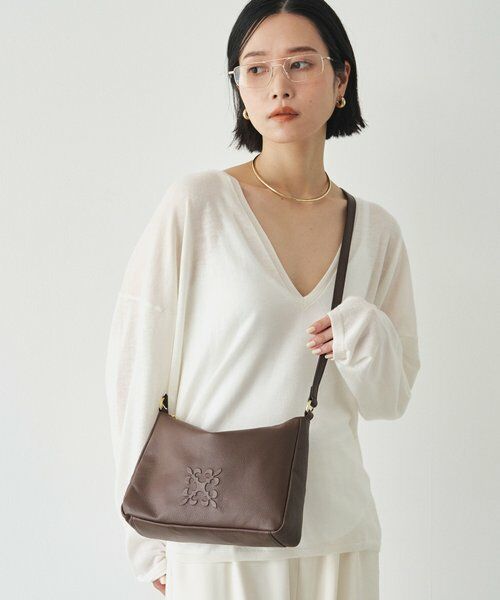 russet / ラシット ショルダーバッグ | 《本革/270g》エンボスモノグラムショルダーバッグ | 詳細30