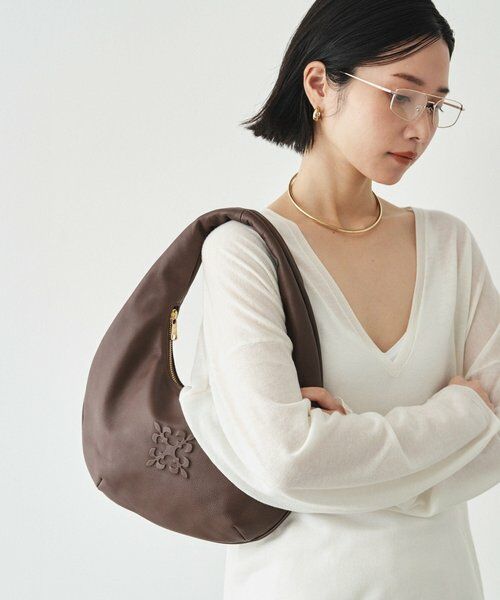 russet / ラシット トートバッグ | エンボスモノグラムサークルバッグ（ダークブラウン）