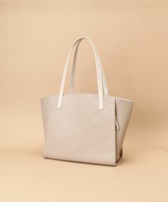 ◇Samantha Thavasa(サマンサタバサ)のDream bag for 合皮トートバッグⅡ<br/>女性の様々なライフステージに合わせ、機能的で持ちやすさにこだわったDream bagシリーズ。<br/>大人気のトートバッグの機能はそのままに、飾りをなくし、よりシンプルで持ちやすくなりました。<br/>スカートでもパンツスタイルでもどんなコーディネートにも合わせられます。<br/>内装には13インチのパソコンが入るウレタン入りのポケットや、中に何が入っているかすぐ分かる透明のポケット、時計やジュエリーなどを入れられるジュエリー専用ポケットも付いています。<br/>後ろのサイドには隠しポケットもついており、鍵やパスケースなどが入れられます。<br/>