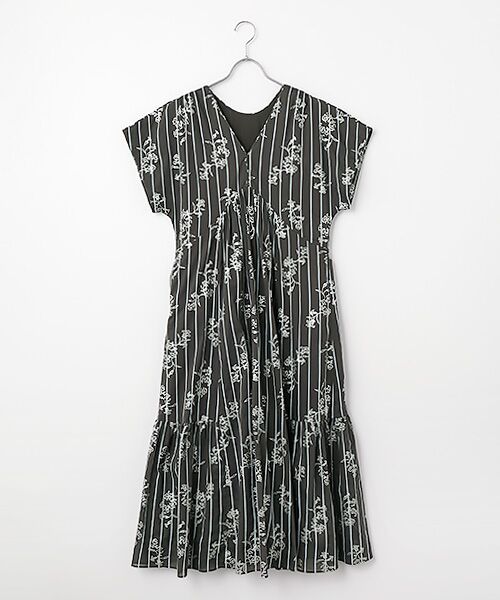 SEASON STYLE LAB / シーズンスタイルラボ ロング・マキシ丈ワンピース | Cotton Voile Stripe Anemone Foil Print French Sleeve Dress（チャコール）