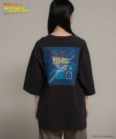 <br><br><b>Uiscelコラボレーション『BACK TO THE FUTURE』 バックプリントロゴTシャツ</font></b><br><br><b>〇80sをイメージする『BACK TO THE FUTURE』 オリジナルロゴを使用<br>〇ややルーズなシルエットでユニセックス対応<br>〇USAコットンを使用したヘビーウェイト素材</b><br><br><b>styling</b><br>インパクトのあるグラフィックプリントで1枚着のTシャツとしてもデザインポイントになります。マキシスカートやワイドボトムにタックインしても様になるTシャツです<br><br><b>material</b><br>サスティナブルなUSAコットンを使用。ヘビーでしっかりした質感でくたりずらい素材です<br><br><b>【シリーズアイテム】</b><br>Back to the Future/TシャツB　AU35-21D102<br><br><b>【認証素材】</b><br>環境や社会に配慮したアーバンリサーチ独自の基準をクリアした素材を20%以上使用しています。<br>なお、この基準は、繊維製品の安全性・機能性などの第三者評価を行う試験・検査機関と協働で作成しており、適時、更新を行います。<br><br>【2023 Spring/Summer】<br><br>※この商品は、プリント加工をしています。加工の特性上、長期間の着用や洗濯の繰り返しにより、プリントが剥離する場合があります。<br>※この商品には、顔料が使用されています。着用や、クリーニングを繰り返すことにより、もまれたり擦られたりすると、顔料が徐々に白化し、むら状の部分が現れます。これは顔料の特徴であり、ファッション性を重視した企画です。<br>※その他お取り扱いに関しましては、商品に付属のアテンションタグをご覧ください。<br><br>※商品画像は、光の当たり具合やパソコンなどの閲覧環境により、実際の色味と異なって見える場合がございます。予めご了承ください。<br>※商品の色味の目安は、商品単体の画像をご参照ください。<br><br><b>▼お気に入り登録のおすすめ▼</b><br>お気に入り登録商品は、マイページにて現在の価格情報や在庫状況の確認が可能です。 <br>お買い物リストの管理に是非ご利用下さい。<br><br><br>-----------------------------<br>透け感：なし<br>伸縮性：ややあり<br>裏地：なし<br>光沢：なし<br>ポケット：なし<br>-----------------------------