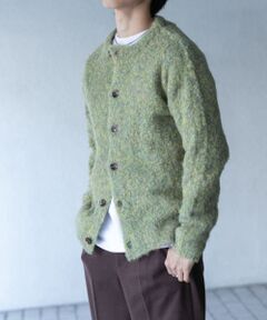 <b>あたたかみのあるブークレー生地のクルーネックカーディガン</b><br><br><b>〇ふっくらとしたブークレー生地でほっこりあたたかく<br>〇コンパクトなサイジング<br>〇カジュアルにもきれいめにも合わせられる万能カーディガン</b><br><br><b>styling</b><br>カジュアルなデニムからきれいめなスラックスまで幅広く合わせていただけます。ワイドシルエットと合わせたトレンドスタイル、テーパードシルエットと合わせた正統派スタイルまで色々なスタイリングで活躍してくれます。インナーにはクルーネックやタートルネックのカットソー、シャツなどいろいろとお選びいただけます。<br><br><b>material</b><br>あたたかみのあるふっくらとしたブークレー生地<br><br>【2024 Autumn/Winter】【24AW】  <br><br>総重量 : 約390g  <br><br>※商品画像は、光の当たり具合やパソコンなどの閲覧環境により、実際の色味と異なって見える場合がございます。予めご了承ください。<br>※商品の色味の目安は、商品単体の画像をご参照ください。<br><br><b>▼お気に入り登録のおすすめ▼</b><br>お気に入り登録商品は、マイページにて現在の価格情報や在庫状況の確認が可能です。<br>お買い物リストの管理に是非ご利用下さい。  <br><br><h4 class="material">素材感</h4><br>  <b class="line-height-120p">透け感 :   なし  <br>伸縮性 :   あり  <br>裏地 :   なし  <br>光沢 :   なし  <br>ポケット :   なし  </b>