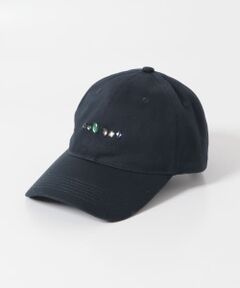 <b>ストーンをあしらったキャップ</b><br><br><b>〇フロント部分にストーンと刺繍を配置<br>〇調整可能なアジャスター付き<br>〇ユニセックスでおすすめ</b><br><br><b>styling</b><br>シンプルなコーディネートのアクセントにぴったりのアイテム。春のコーディネートではもちろん、シンプルになりがちな夏のコーディネートでもおすすめ。<br><br><b>material</b><br>ハリコシのあるツイル生地<br><br>【2025 Spring/Summer】【25SS】  <br><br>※強い日光や照明に長時間当たりますと、変色し易くなっておりますので、光の当たる場所に放置せず、暗所で保管するようにお願いします。  <br><br>※商品画像は、光の当たり具合やパソコンなどの閲覧環境により、実際の色味と異なって見える場合がございます。予めご了承ください。<br>※商品の色味の目安は、商品単体の画像をご参照ください。<br><br><b>▼お気に入り登録のおすすめ▼</b><br>お気に入り登録商品は、マイページにて現在の価格情報や在庫状況の確認が可能です。<br>お買い物リストの管理に是非ご利用下さい。