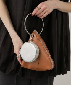 <b>サークル型のハンドルがポイントのバッグ</b><br><br><b>〇アクセサリー感覚でコーディネートのアクセントとしてもおすすめ<br>〇ハンドルにチャームを付けてカスタム可能<br>〇存在感のあるデザインでコーデにアクセントをプラス</b><br><br><b>styling</b><br>結婚式やパーティースタイルにはもちろん、カジュアルコーデと合わせたり、シーンを問わず活躍してくれます。<br><br>【2025 Spring/Summer】【25SS】<br><br>※この商品は、素材の特性上、空気中の湿気や紫外線、熱や汚れなどにより、時間の経過と共に、劣化(剥離・べたつき)する恐れがありますので、ご注意ください。<br>※その他お取り扱いに関しましては、商品に付属のアテンションタグをご覧ください。<br><br>総重量 : 約200g  <br><br>[ポーチ]  <br>one : 直径10cm  <br><br>※商品画像は、光の当たり具合やパソコンなどの閲覧環境により、実際の色味と異なって見える場合がございます。予めご了承ください。<br>※商品の色味の目安は、商品単体の画像をご参照ください。  <br><br><b>▼お気に入り登録のおすすめ▼</b><br>  お気に入り登録商品は、マイページにて現在の価格情報や在庫状況の確認が可能です。 <br>  お買い物リストの管理に是非ご利用下さい。