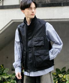 <b>春～初夏のレイヤードスタイルに活躍するベスト</b><br><br><b>〇フロントに３つ、バックに1つ配した複数のポケット<br>〇裾にドロコード付きでシルエットに変化をつけられる<br>〇春は長袖、夏は半袖に合わせてレイヤード</b><br><br><b>styling</b><br>春の季節はスウェットやシャツ、ロンTに合わせて、夏の季節はTシャツや半袖シャツに合わせるなど長い季節で活躍してくれます。カジュアルなボトムスはもちろんですが、きれいめなスラックスやワントーンコーデでスタイリッシュなコーディネートもおすすめ。<br><br>【2025 Spring/Summer】【25SS】<br><br>※この商品は、素材の特性上、直射日光や蛍光灯に長時間あてますと変色する恐れがございます。ご着用や保管の際は、充分ご注意ください。<br><br>総重量 : 約390g<br><br>※商品画像は、光の当たり具合やパソコンなどの閲覧環境により、実際の色味と異なって見える場合がございます。予めご了承ください。<br>※商品の色味の目安は、商品単体の画像をご参照ください。<br><br><b>▼お気に入り登録のおすすめ▼</b><br>お気に入り登録商品は、マイページにて現在の価格情報や在庫状況の確認が可能です。<br>お買い物リストの管理に是非ご利用下さい。<br><br><h4 class="material">素材感</h4><br><b class="line-height-120p">透け感 : なし<br>伸縮性 : なし<br>裏地 : なし<br>光沢 : ややあり<br>ポケット : あり</b>