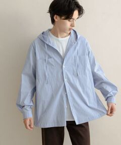 <font size="2">  <b>【さっと羽織るだけで様になる。旬なスタイリングを叶えるフーディーシャツ】</b></font><br/><br/>・トレンド感のあるフード付きのデザインは、いつものコーディネートに新鮮さを加えます。<br/>・ルーズなボックスシルエットは、アウター感覚で羽織ることでこなれたレイヤードスタイルを演出します。<br/>・クリアでシンプルな着こなしの中に、遊び心とリラックス感をプラスする万能アイテムです。<br/><br/><b>material</b><br/>ほどよいコシのあるブロード生地を採用しており、ライトな着心地でロングシーズン着用いただけます。さらりとした肌触りは、快適な着心地を提供します。<br/><br/><b>styling</b><br/>インナーにTシャツやタンクトップを合わせて羽織りとして着用するのはもちろん、ボタンを閉めてトップスとして着こなすのもおすすめです。きれいめなスラックスと合わせて大人っぽく、デニムやカーゴパンツと合わせてカジュアルにと、幅広いテイストにマッチします。袖をロールアップしたり、襟元を少し抜いたりすることで、さらに抜け感を演出できます。<br/><br/><br/><br/>【2025 Autumn/Winter】【25AW】<br/><br/>※商品画像は、光の当たり具合やパソコンなどの閲覧環境により、実際の色味と異なって見える場合がございます。予めご了承ください。<br/>※商品の色味の目安は、商品単体の画像をご参照ください。<br/><br/><b>▼お気に入り登録のおすすめ▼</b><br/>お気に入り登録商品は、マイページにて現在の価格情報や在庫状況の確認が可能です。<br/>お買い物リストの管理に是非ご利用下さい。<br/><br/><h4 class="material">素材感</h4><br/><b class="line-height-120p">透け感 : ややあり(WHITE)<br/>伸縮性 : ややあり<br/>裏地 : なし<br/>光沢 : なし<br/>ポケット : あり</b>