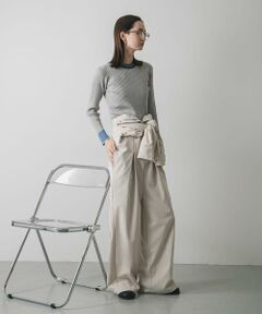 <!--ここから↓WEB限定コメント--><b>このアイテムはWEB限定商品です。</b><br/><br/><!--ここから↑WEB限定コメント--><font size="2"><b>【着回し無限大。晩夏から活躍する優秀ニット。】</b></font><br/><br/>・配色デザインが、着こなしのアクセントに<br/>・ほどよいフィット感で、すっきりとしたシルエット<br/>・晩夏から快適に着られる、サラッとした素材<br/><br/>首元と袖口のバイカラーデザインが目を惹く、リブニットプルオーバー。さりげない配色が、いつものコーディネートに洗練された遊び心をプラスしてくれます。<br/><br/>ボディラインにほどよくフィットするシルエットは、一枚で着るのはもちろん、キャミソールワンピースやサロペットのインナーとしても活躍。晩夏から着られる軽やかな素材感なので、気温が不安定な時期にも重宝します。デニムでカジュアルに、きれいめパンツでオフィススタイルにと、着回し力抜群のアイテムです。<br/><br/>【2025 Autumn/Winter】【25AW】<br/><br/>※この商品は、素材の特性上ゆがみが生じます。その為一枚一枚サイズや風合いなどに違いがあります。<br/>※製品自体の重さで伸びてしまう事があります。シルエットを崩さないために平干しし、たたみ保管にしてください。<br/><br/>総重量 : 約270g<br/><br/>※商品画像は、光の当たり具合やパソコンなどの閲覧環境により、実際の色味と異なって見える場合がございます。予めご了承ください。<br/>※商品の色味の目安は、商品単体の画像をご参照ください。<br/><br/><b>▼お気に入り登録のおすすめ▼</b><br/>お気に入り登録された商品は、マイページにて現在の価格情報や在庫状況の確認が可能です。<br/>お買い物リストの管理にぜひご利用ください。<br/><br/><h4 class="material">素材感</h4><br/><b class="line-height-120p">透け感 : ややあり(IVORY)<br/>伸縮性 : あり<br/>裏地 : なし<br/>光沢 : なし<br/>ポケット : なし</b>