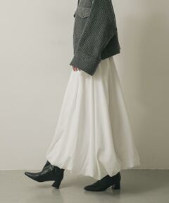 <font size="2"><b>【歩くたびに心が躍る。揺れるシルエットの主役級スカート。】</b></font><br/><br/>・程よいハリ感と、しなやかな素材<br/>・歩くたびに揺れる、映えシルエット<br/>・体のラインを拾いにくく、すっきりと着こなせる<br/><br/>累計販売数39,000枚を突破した、大人気のフレアスカート。程よいハリとしなやかさを併せ持つ素材が、着るだけでこなれた雰囲気を演出します。<br/><br/>たっぷりとしたフレア感が、歩くたびに美しく揺れ、コーディネートの主役に。ウエスト周りはすっきりとしているため、トップスインもきれいに決まります。体のラインを拾いにくいので、スタイルを気にせず楽しめるのも魅力です。<br/><br/>【2025 Autumn/Winter】【25AW】<br/><br/>※この商品は、素材の特性上、激しい動きで強い力がかかったり、他のものに引っ掛かったりすると、滑脱(縫い目が滑って開いたり、縫いしろが抜ける)したり、目寄れ(織り糸が滑って片寄り、織り目が開く)が生じる場合があります。着用の際のお取り扱いには充分ご注意ください。  <br/><br/>※商品画像は、光の当たり具合やパソコンなどの閲覧環境により、実際の色味と異なって見える場合がございます。予めご了承ください。<br/>※商品の色味の目安は、商品単体の画像をご参照ください。<br/><br/>-----------------------------<br/><b>《スタッフレビュー》</b><br/>[スタッフA]<br/>年齢 : 30代前半, 身長 : 160cm, 体型 : 普通<br/>普段の着用サイズ : M,L<br/>パーソナルカラー : イエベ 春<br/>【着用サイズ】M<br/>【サイズ感】丈は足首が見える長さで、さまざまなシューズと合わせて楽しめそうです。シルエットはふんわりとしたラインで、タックも入っているため、お腹周りやお尻周りも自然にカバーしてくれます。<br/>【素材感】素材は軽くて涼しげなので、夏場でも快適に着られそうです。<br/>【着心地】ウエストはゴム仕様で楽に着用できます。<br/>-----------------------------<br/><br/><br/><b>▼お気に入り登録のおすすめ▼</b><br/>お気に入り登録商品は、マイページにて現在の価格情報や在庫状況の確認が可能です。<br/>お買い物リストの管理に是非ご利用下さい。  <br/><br/><h4 class="material">素材感</h4><br/><b class="line-height-120p">透け感 : ややあり(OFF WHITE)<br/>伸縮性 : ややあり<br/>裏地 : あり<br/>光沢 : ややあり<br/>ポケット : あり</b><br/><br/>OFF, BEIGE：169cm(M)<br/>BLACK：169cm(L)