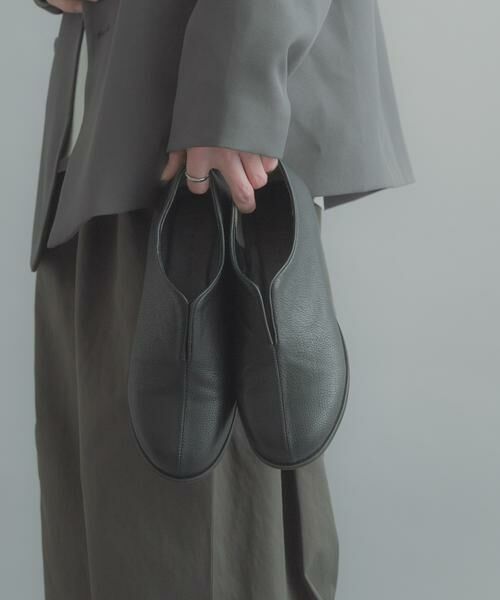 SENSE OF PLACE by URBAN RESEARCH / センスオブプレイス バイ アーバンリサーチ スニーカー | センタースリットスリッポンシューズ（ブラック）