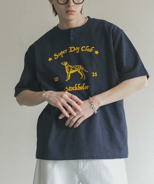 SENSE OF PLACE by URBAN RESEARCH / センスオブプレイス バイ アーバンリサーチ Tシャツ | ヴィンテージグラフィックヘンリーネックTシャツ（ネイビー）