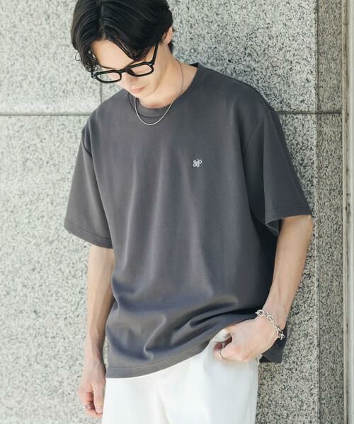 SENSE OF PLACE by URBAN RESEARCH / センスオブプレイス バイ アーバンリサーチ Tシャツ | ワンポイントシシュウロゴTシャツ（チャコールグレー）