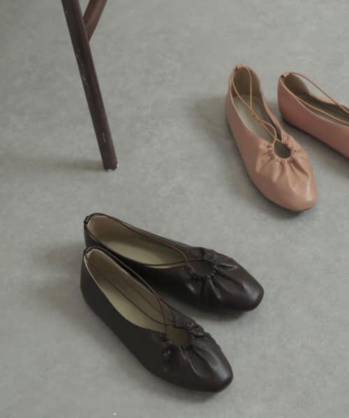 ＊＊SENSE OF PLACE by URBAN RESEARCH / センスオブプレイス バイ アーバンリサーチ バレエシューズ | ナローストラップギャザーフラットシューズ（BROWN）