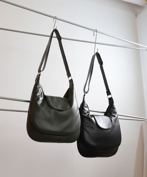 ＊＊SENSE OF PLACE by URBAN RESEARCH / センスオブプレイス バイ アーバンリサーチ ショルダーバッグ | フェイクレザーパデットショルダーバッグ（KHAKI）