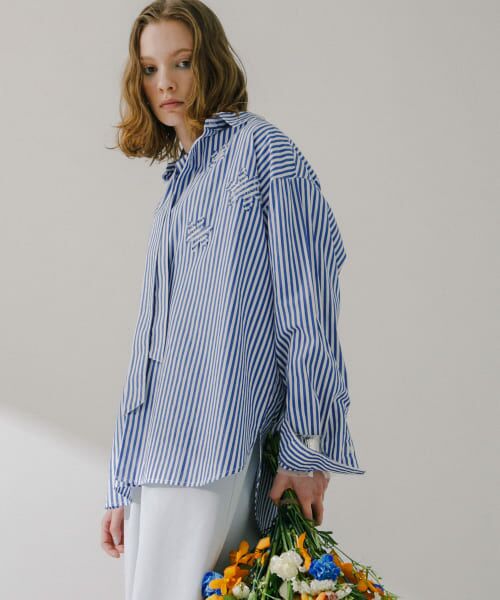 ＊＊SENSE OF PLACE by URBAN RESEARCH / センスオブプレイス バイ アーバンリサーチ シャツ・ブラウス | hxcyyd × SOP　ストライプフラワーパッチマルチシャツ(UNISEX)（WHT×BLU）
