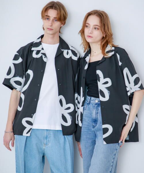 ＊＊SENSE OF PLACE by URBAN RESEARCH / センスオブプレイス バイ アーバンリサーチ シャツ・ブラウス | 『ユニセックス』ポップアートオープンカラーシャツ（BLACK）