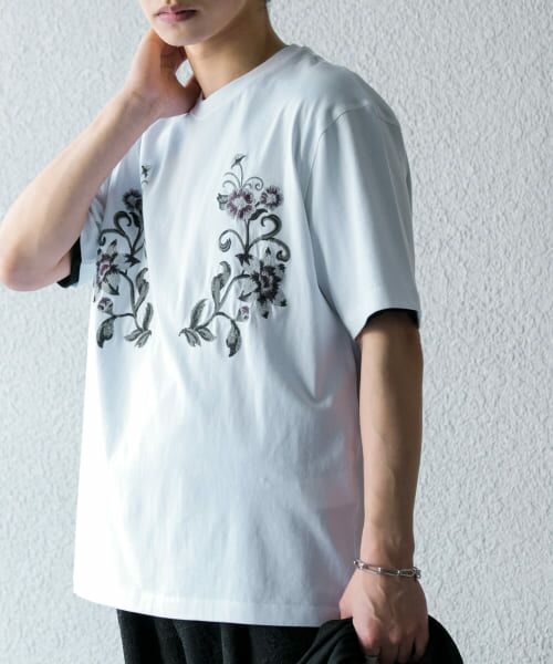 ＊＊SENSE OF PLACE by URBAN RESEARCH / センスオブプレイス バイ アーバンリサーチ Tシャツ | ボタニカルシシュウクルーネックTシャツ(5分袖)（WHITE）