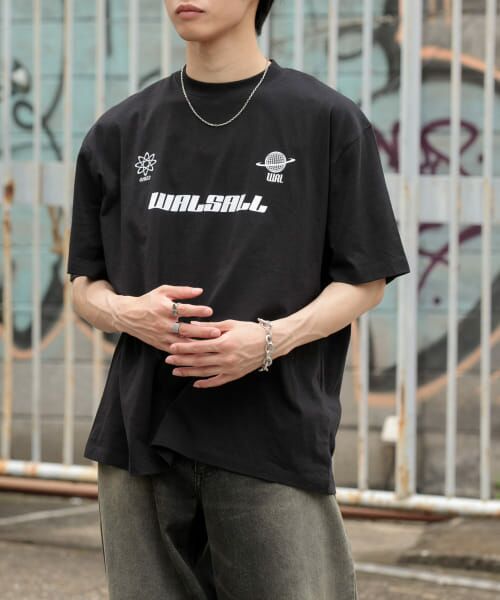 ＊＊SENSE OF PLACE by URBAN RESEARCH / センスオブプレイス バイ アーバンリサーチ Tシャツ | サッカーゲームグラフィックTシャツ(5分袖)（BLACK）