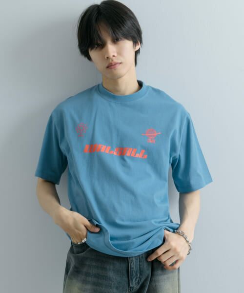 ＊＊SENSE OF PLACE by URBAN RESEARCH / センスオブプレイス バイ アーバンリサーチ Tシャツ | サッカーゲームグラフィックTシャツ(5分袖)（L.BLUE）