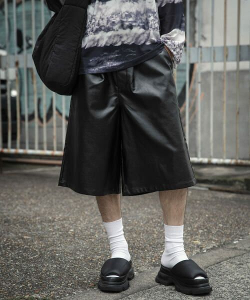 ＊＊SENSE OF PLACE by URBAN RESEARCH / センスオブプレイス バイ アーバンリサーチ ショート・ハーフ・半端丈パンツ | フェイクレザーワイドショートパンツ（BLACK）