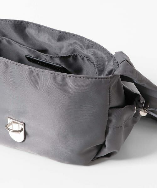 極美品✨イアパピヨネ　フラップショルダーバッグ ナイロン パイソン柄 黒　撥水 撥水》フラットA4ショルダーバッグ | ear PAPILLONNER(イア