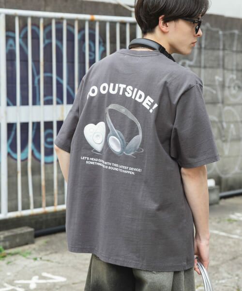 ＊＊SENSE OF PLACE by URBAN RESEARCH / センスオブプレイス バイ アーバンリサーチ Tシャツ | DEVICE ショートスリーブプリント Tシャツ B（CHARCOAL）
