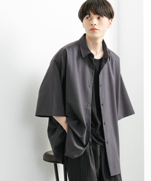 ＊＊SENSE OF PLACE by URBAN RESEARCH / センスオブプレイス バイ アーバンリサーチ シャツ・ブラウス | 『ユニセックス』『イージーケア』エクストラルーズショートスリーブシャツ（CHARCOAL）