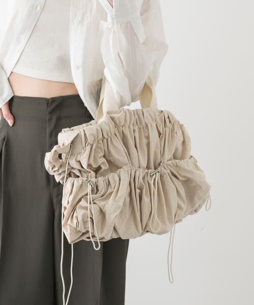 ＊＊SENSE OF PLACE by URBAN RESEARCH / センスオブプレイス バイ アーバンリサーチ ショルダーバッグ | アウトポケットギャザーショルダーバッグ（GREIGE）