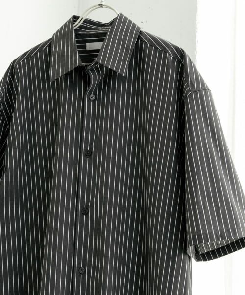 ＊＊SENSE OF PLACE by URBAN RESEARCH / センスオブプレイス バイ アーバンリサーチ シャツ・ブラウス | 『ユニセックス』ストライプレギュラーカラールーズショートスリーブシャツ（CHARCOAL）