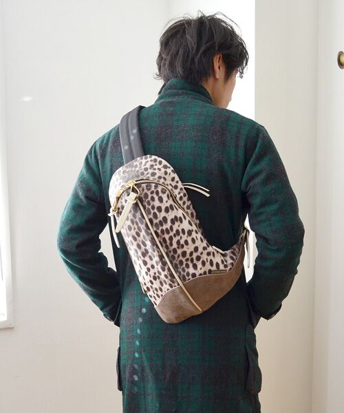 ships エバーカーキ　ボディバッグ　専用 美品 エバーカーキ EVER KHAKI ボディバッグ スリングバッグ ナイロン