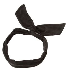 <a href=http://www.selectsquare.com/shop-women/ships?sale_yn=1><font color=red><b>SHIPSのセールアイテム一覧はこちら</b></font></a><br><br>コーディネートのポイントになる、フェイクスエードのヘアタイ。<br>ワイヤーが入っているので、巻き方は自由自在です。<br><br><b><font color=purple>JoelleGagnard（ジョエルガニャール）</font></b><br>常に変化する現代のファッショントレンドという波の中で、同じ様に、もしくはそれ以上に敏感に変化するヘアスタイルのトレンド。「ヘアをデザインする」という基本概念から発想された巧妙なバランス感覚でリラックスした高級感を提案。ヘアスタイルと一体化して変化を楽しめるヘアアクセサリーを枠に留まらない世界観で表現する。<BR><br><br>※末永く愛用頂く為に、アテンションタグを必ずご確認の上、着用又はお取り扱い下さい。<BR>