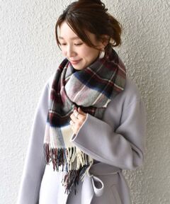 【JOHN SCOTT】</b>スコットランド・セルカークで、1950年代初頭に創業。世界でも有数のタータンメーカーとして知られる、「ロキャロン」社が手掛けるブランドです。「ラルフローレン」、「ヴィヴィアン・ウエストウッド」など、数多くのブランドに生地を提供しています。また英国王室とも深い繋がりもある、上質でトラディショナルな伝統あるブランドです。<br><br>冬のコーディネートに欠かせないストール。<br>コーディネートのポイントになるチェックストールは持っていると何かと重宝するアイテムです。 <br><br>※末永く愛用頂く為に、アテンションタグ・洗濯ネームを必ずご確認の上、着用又はお取り扱い下さい。<br><br><br><font color=RED>※画像の商品はサンプルです。 </b></font><br>実際の商品と仕様、加工、サイズが若干異なる場合がございます。<br><br><br>※屋外での撮影画像は、光の当たり具合で色味が異なって見える場合があります。商品の色味は、スタジオでの詳細画像をご参照ください。