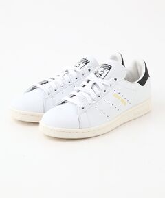  adidasのスニーカー<br><br> アディダス(adidas)を代表するモデル、スタンスミス(Stan Smith)は米国人テニスプレイヤー、スタンスミスの業をたたえ、テニスシューズとして誕生したスタンスミス。発売から40年が経った今でもその人気は衰えず、シュータンの上のスタンスミスの満足げな笑顔がその変わらない英名を象徴しています。<br><br> 【Stan Smith】<br> 1965年に初のオールレザー・テニスシューズとして原型が登場し、1971年に偉大なるテニスプレーヤー、スタン・スミスの名前を冠したこのシューズは世界中の人々に最も愛されたテニスシューズといえる。主にレザー・アッパーを採用する「スタンスミス」のシンプルなデザインでは、3列のパーフォレーション（通気穴）が同じパターンでスリーストライプスを表現し、シュータンに描かれたアイコニックなスタン・スミスのポートレートと並びシューズのトレードマークになっている。<br><br>※サイズ換算（表記）はあくまで目安となります。<br>※薄いボール紙を使用した箱の為、輸送中に箱が多少破損する場合がございます。予めご了承お願いいたします。