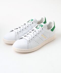  adidasのスニーカー<br><br> アディダス(adidas)を代表するモデル、スタンスミス(Stan Smith)は米国人テニスプレイヤー、スタンスミスの業をたたえ、テニスシューズとして誕生したスタンスミス。発売から40年が経った今でもその人気は衰えず、シュータンの上のスタンスミスの満足げな笑顔がその変わらない英名を象徴しています。<br><br> 【Stan Smith】<br> 1965年に初のオールレザー・テニスシューズとして原型が登場し、1971年に偉大なるテニスプレーヤー、スタン・スミスの名前を冠したこのシューズは世界中の人々に最も愛されたテニスシューズといえる。主にレザー・アッパーを採用する「スタンスミス」のシンプルなデザインでは、3列のパーフォレーション（通気穴）が同じパターンでスリーストライプスを表現し、シュータンに描かれたアイコニックなスタン・スミスのポートレートと並びシューズのトレードマークになっている。<br><br>※サイズ換算（表記）はあくまで目安となります。<br>※薄いボール紙を使用した箱の為、輸送中に箱が多少破損する場合がございます。予めご了承お願いいたします。