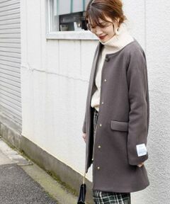 <font color=#04B4AE>◇◇昨年大好評いただいた2WAYフードコートが今年も登場◇◇</font><br><br>カジュアルにもきれいめにも着まわせるフード付きのコート。<br>合わせやすい丈で、ボトムを選ばずに着ていただける一枚。フードを取り外すとシンプルなノーカラーコートに!!<br>大人な着こなしが完成するミニマルなデザインで、タイトスカートからフレボトムまで様々なコーディネートを楽しめます。<br>今年らしくニットワンピース合わせもおすすめです♪<br><br><font color=#F78181>◆オーストラリアが誇る上質な"HAMILTON LAMBSWOOL" </font><br>評価の高い羊毛の中でも、オーストラリアはヴィクトリア州のハミルトン地域で取れる18マイクロンのジーロンラムウールのみ名称が与えられる、 "HAMILTON LAMBSWOOL"(ハミルトン ラムズウール)を使用。 <br>小高い台地にあるハミルトン地域には霧がよく発生し栄養価の高い牧草が育つため、 同地の羊毛は白度が高く、また長い毛足とヌメリ感、柔らかさや軽量感にも優れているのが特徴になります。<br>上質な原料(ハミルトンウール)を使用したメルトンなので、メルトンでも固さがなくしなやかで着やすいです◎<br><br><br>※袖のブランドタグは外す事が出来ます。<br>※シルエットを保つ為、ポケットにしつけ糸で縫われています。お買い上げ後は糸を取って着用して下さい。<br>※末永く愛用頂く為に、アテンションタグ・洗濯ネームを必ずご確認の上、着用又はお取り扱い下さい。<br><br>※画像の商品はサンプルです。 実際の商品と仕様、加工、サイズが若干異なる場合がございます。<br>※屋外での撮影画像は、光の当たり具合で色味が異なって見える場合があります。商品の色味は、スタジオでの詳細画像をご参照ください。