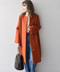 イタリアMANTECO社の生地を使用したノーカラーコート。<br>ウールとナイロンの二重織の二枚重ねたような程よい上品なハリ感に、ふっくらとしたソフトな風合いが特徴。<br><br>ノーカラーに裾にかけて少し広がった袖が、柔らかな女性らしさを演出してくれるデザイン。<br>着丈もしっかりあり、綺麗なシルエットが上品さもあり通勤から普段にと活躍してくれます。<br>ノーカラーなので、ストールなどが巻きやすく、シンプルさが、飽きなく楽しめるのもポイントの1枚です。<br><br><br>※摩擦により毛羽立ちや毛玉が生じやすい為、連続着用はお避け下さい。<br>※末永く愛用頂く為に、アテンションタグ・洗濯ネームを必ずご確認の上、着用又はお取り扱い下さい。<br><br><br><br><font color=RED>※画像の商品はサンプルです。 </b></font><br>実際の商品と仕様、加工、サイズが若干異なる場合がございます。<br><br><br>※屋外での撮影画像は、光の当たり具合で色味が異なって見える場合があります。商品の色味は、スタジオでの詳細画像をご参照ください。<br>