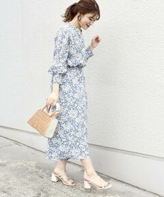 甘くなり過ぎない花柄が、大人な女性らしさを演出してくれるプリントワンピース。<br><br>長めの着丈に、程よいルーズなシルエットと、落ち感のある素材が、さらっと1枚で上品に決まるデザイン。<br>お顔周りをスッキリ見せてくれるネックに、アクセントになるプリントが、秋冬のコーディネートを明るくしてくれるアイテムです。<br><br>--------------------------------------------<br>生地の厚み：中間<br>伸縮性：無<br>透け感：有<br>光沢感：有<br>水洗い：可<br>--------------------------------------------<br>【スタッフ着用コメント】<br>身長:156cm/体型:細身/普段サイズ:36/着用サイズ:ONE SIZE<br>サイズ感： 体の線を拾い過ぎない、ややゆとりのあるシルエットでした。膝が隠れる長めの着丈で安心感があります。<br>コメント：ウエストがゴムなので着心地がいいのと、スッキリとしたネックで、全体的に重い印象にならない、スッキリとした爽やかな印象になるデザインです。<br>--------------------------------------------<br><br>※末永く愛用頂く為に、アテンションタグ・洗濯ネームを必ずご確認の上、着用又はお取り扱い下さい。<br><br><br><font color=RED>※画像の商品はサンプルです。 </b></font><br>実際の商品と仕様、加工、サイズが若干異なる場合がございます。<br><br><br>※屋外での撮影画像は、光の当たり具合で色味が異なって見える場合があります。商品の色味は、スタジオでの詳細画像をご参照ください。<br>