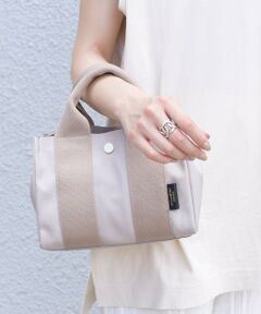 人気トートバッグ「GINO」シリーズのソリッドタイプとパイソン柄が登場！<br>毎シーズン雰囲気が変わるので色違いで集めたくなる優秀アイテム。<br>軽量でシーズンレスで使用でき、コンパクトながらも必需品が入れる容量はしっかりとあるので、お仕事から普段、マザーバッグとしても幅広く活躍します。<br>ストラップ付きなので、ショルダーバッグとしても◎<br><br>キャメルは、パイソン柄をキャメルでオーダーしたSHIPS別注カラー。<br>光沢感がよりクラス感と華やかさのあるデザイン。<br><br><br>サイズ違いも展開しております。<br>品番：310-03-0372<br><br><br>【VIOLAd’ORO】<br>ヴィオラドーロには、持つごとに愛着が湧き大切に扱われる、そして自分のスタイルを完成させるのに欠かす事ができない、そんな存在であって欲しいという願いが込められています。<br>上質な素材でトラディショナルな中にも旬のエッセンスを織り交ぜたデザインです。<br><br><br>※色によってショルダーのタイプが異なります。詳細画像をご参照下さい。<br>【ベージュ】ベルトタイプ（約84~108cm）<br>【キャメル】テープタイプ（約60~111cm）<br><br>※素材の特性上、若干の色ムラ、擦れが見られる場合がございますが、予めご了承下さい。<br>※雨や汗に濡れた状態での摩擦により、色落ちする恐れがございますのでご注意下さい。<br><br><font color=RED>※画像の商品はサンプルです。 </b></font><br>実際の商品と仕様、加工、サイズが若干異なる場合がございます。<br><br>※屋外での撮影画像は、光の当たり具合で色味が異なって見える場合があります。商品の色味は、スタジオでの詳細画像をご参照ください。<br>※末永く愛用頂く為に、アテンションタグを必ずご確認の上、お取り扱い下さい。<br>