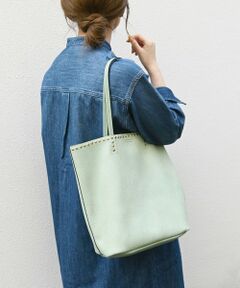 【23AW】<br><br>◆大人気の定番バッグに新色「シルバー」登場！！<br>　コーディネートのアクセントにもオススメ！◆<br><br>インナーポーチがショルダーバッグにもなる<br>万能スタッズトートバッグ！<br>ちょっとしたお出掛けから遠出まで幅広く対応できます。<br><br>A4がすっぽり入り、柔らかく、お買い物バッグとしても使いやすい一品。<br>天にマグネットが付いており、中も見えにくいのも嬉しいポイント。<br>インナーポーチに付属のショルダーをつけて、雰囲気を変えられます。<br><br>様々な用途に幅広く対応でき、シンプルで飽きのこないデザインなので<br>秋冬に限らずシーズンレスで使用できます。通勤にもおすすめ。<br><br>＜インナーポーチのサイズ＞<br>幅　　約28センチ<br>高さ　約17センチ<br>マチ　約9.5センチ<br>重量　約256グラム<br>ショルダー　約73〜132.5センチ<br><br>★品番：720-03-0015 と同じ商品、品番違いです。<br>※モールサイトによって(ハイフン/-)抜きでの品番表記となります。　<br><br>※バイカラーは「ホワイト」のみになります。<br><br>※内側にブランドネームがつく可能性がございますが、商品デザインに影響はございません。<br><br>※ファスナー、ホック、ボタン、金具、ストラップ、ベルト、バックル、リング等の付属品は、正しくお使い下さい。<br>誤った使用をされた場合、もしくは極度の負担がかかった場合は、付属物及び製品が破損する場合がありますので、お取り扱いにはご注意下さい。<br><br>※現在の染色技術では、自然光及び照明等により、通常の使用でも若干の変退色は避けられません。ご了承下さい。<br><br>※この製品に使用されている素材は性質上摩擦に弱く他の物に色が移る事があります。特に白物、淡色物、エナメルとのご使用はご注意ください。<br><br>※雨や汗などによる濡れた状態での仕様は色落ちや色移行の原因となる場合もありますので、充分ご注意下さい。<br><br>※洗濯及びアイロンがけはお避け下さい。<br><br>※この製品は、落下や衝撃の際の内容物の保護は出来ません。特に精密機器、貴金属、割れ物等の破損しやすい内容物の保護には適していませんので、ご使用の際にはご注意下さい。<br>または、内容物が著しく重いもの、または鋭利なものの場合は、通常の使用でも製品を破損する恐れがありますのでご注意下さい。<br><br>※屋外での撮影画像は、光の当たり具合で色味が多少異なって見える場合があります。商品の色味は、スタジオでの詳細画像をご参照ください。<br><br>※末永く愛用頂く為に、アテンションタグ・洗濯ネームを必ずご確認の上、着用又はお取り扱い下さい。<br><br>※画像の商品はサンプルです。<br>実際の商品と仕様、加工、サイズが若干異なる場合がございます。<br><br>※生産状況により店舗にて販売する場合もございます。