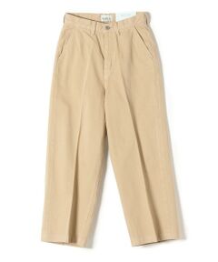 【NEPLA.】<br>程よいルーズさや半端丈のデザイン等、大人な遊び心のあるチノパン。<br>NEPLAの植物染料をベースにチノパンツの形に落とし込み、絶妙なベージュの色合いに仕上げた1枚です。<br><br><br>【NEPLA.】（ネプラ）<br>2020SSよりスタート。ブランド名はNEO、PLANTEによる造語。<br>【BOTANIVCAL PRODUCT】をキーワードに、天然素材をベースとして、タデアイ豆、炭といった植物性天然染料などを媒染として使用し、通常染料と掛け合わせてプロダクトを構築。<br>その染色も古くから伝わる伝統的な手法の風合いに魅力を見出しながら、現代の技術に再生（NEO)し、洗練された表情に仕上げる。また、その柔らかな色、風合いある生地をクラシックなディテール、デザインステッチワークが施されている。<br><br><br>※末永く愛用頂く為に、アテンションタグを必ずご確認の上、着用又はお取り扱い下さい。
