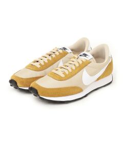 【NIKE】<br>ナイキ デイブレイクは、1979年に発売された懐かしいシューズ。<br>オリジナルモデルと同じラバーワッフルアウトソールとナイロンアッパーで、本物のビンテージスタイルに仕上げました。<br><br>【NIKE】(ナイキ)<br>NIKEは1972年に、フィル・ナイトが設立。<br>社名の由来はギリシャ神話の勝利の女神「ニケ」(Nike)であると言われている。<br>アメリカ合衆国オレゴン州に本社を置く、スニーカーやスポーツウェアなどスポーツ関連商品を扱う世界的企業。<br>イノベーションを意識した商品展開により、今や世界のトップを走るスポーツ＆フィットネスカンパニーに成長。ニューヨーク証券取引所に上場している。<br><br>※こちらの商品は通常4営業日程度でのお届けとなりますが、商品の在庫状況により発送までにお時間を頂戴する場合がございます。<br><br>※サイズ換算（表記）はあくまで目安となります。<br>※薄いボール紙を使用した箱の為、輸送中に箱が多少破損する場合がございます。予めご了承お願い致します。<br>※素材の特性上、若干の色ムラ、擦れが見られる場合がございますが、予めご了承下さい。<br>※雨や汗に濡れた状態での摩擦により、色落ちする恐れがございますのでご注意下さい。<br>※末永く愛用頂く為に、アテンションタグを必ずご確認の上、着用又はお取り扱い下さい。