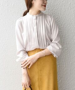 フロントにあしらったパールモチーフのボタンが際立つブラウス。<br>タックが入っているので表情があり、微光沢な素材が1枚でも華やかな雰囲気です。<br><br>※末永く愛用頂く為に、アテンションタグ・洗濯ネームを必ずご確認の上、着用又はお取り扱い下さい。　　　　　　　　　　　　　　　　　　　　　　　　　　　　　　　　　　　　　　　　　　　　　　　　※屋外での撮影画像は、光の当たり具合で色味が異なって見える場合があります。商品の色味は、スタジオでの詳細画像をご参照ください。