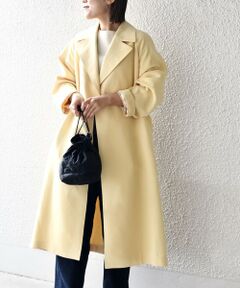 ■デザイン<br>通勤にもデイリーにも使えるトレンチディティールのコート。<br>少しゆったりと着られる身幅感で、着心地が良いのもポイントです。<br>裏ボタン仕様になっているので、前を留めた時はミニマルな印象に。<br>ベルト付きで、ウエストを絞ったフィット＆フレアのシルエットも女性らしくて◎<br><br>■素材<br>アセテートの艶消しの糸を使った希少性の高い素材です。<br>その糸を使うことでコットンリッチな膨らみの顔をしながらも、合繊ならではのドレープ性と反発性を兼ね備えた素材感が特徴です。<br>素材の特別感も、クオリティの高さも自慢の素材です。<br>この素材を使うことでエレガントになりすぎず、デイリーにも着こなせる、程よいカジュアル感を持ったコートに仕上げることが出来ました。<br><br>■コーディネート<br>一足早く春気分を楽しめるカラーでご用意。<br>スウェットやデニムなどと合わせてカジュアルなスタイリングも、きれいめなアイテムとのコーディネートでも、オンオフ兼用で幅広く着回せるアイテムです。<br><br><br>-------------------------------------<br>生地の厚み：中間<br>伸縮性：無<br>透け感：無<br>光沢感：無<br>水洗い：不可<br>-------------------------------------<br>【スタッフ着用コメント】<br>《スタッフ1》<br>身長:156cm/体型:細身/普段サイズ:36/着用サイズ:36<br>サイズ感：38も着用できますが、身幅や着丈のサイズ感が36の方が良さそうでした。<br>コメント：アームが広めで少し肉厚なニットでも袖を通せて◎<br>-------------------------------------<br>《スタッフ2》<br>身長:164cm/体型:細身/普段サイズ:38/着用サイズ:38<br>サイズ感：全体的にゆったりとしたサイズで、膝下ほどの丈感です。<br>コメント：さらりとした肌触りで着心地が良かったです。襟にボリュームがあるので顔回りがすっきりと見えました。<br>------------------------------------<br><br><br>※屋外での撮影画像は、光の当たり具合で色味が異なって見える場合があります。商品の色味は、スタジオでの詳細画像をご参照ください。<br><br><font color=RED>※画像の商品はサンプルです。 </b></font><br>実際の商品と仕様、加工、サイズが若干異なる場合がございます。<br><br>※末永く愛用頂く為に、アテンションタグを必ずご確認の上、着用又はお取り扱いください。