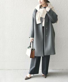 女性らしいコクーンシルエットのノーカラーコート。<br><br>やや短めの袖丈で、さりげなくトレンドを取り入れたシンプルなデザインが魅力。<br>すっきりとしたネックラインと、ボトムを選ばない絶妙な着丈でオンオフ問わず活躍する着回し力抜群の一品です。<br><br>素材はオーストラリア羊毛SP140原料に、ラムウールの原料を30%ブレンド。<br>軽さ、保温性、しなやかさを兼ね備えた上質素材で着心地の良い一着です。<br><br>同シリーズのご用意もございます。<br>SUPER140 コクーンノーカラーコート(品番:314-15-0526)<br><br>-------------------------------------<br>生地の厚み：厚手<br>伸縮性：無<br>透け感：無<br>光沢感：無<br>水洗い：不可<br>-------------------------------------<br>【スタッフ着用コメント】<br>《スタッフ1》<br>身長:156cm/体型:細身/普段サイズ:36/着用サイズ:36<br>サイズ感：全体的にゆったりシルエットで、身幅があるので、厚手のニットも着込めました。ひざ下くらいの丈感です。<br>コメント：少し重みがありますが、シルエットが綺麗でした。厚手で風を通しにくく、あたたかい一枚です◎<br>-------------------------------------<br>《スタッフ2》<br>身長:156cm/体型:細身/普段サイズ:36/着用サイズ:36<br>サイズ感：全体的にゆとりのあるサイズ感です。アームの広いニットでも着られました。<br>コメント：すっきりとした見た目ですが、サイドにポケットがついています◎窮屈なところがなく、着心地も良かったです。<br>-------------------------------------<br><br><br>※末永く愛用頂く為に、アテンションタグを必ずご確認の上、着用又はお取り扱い下さい。<br>※摩擦により毛羽立ちや毛玉が生じやすいため、連続着用はお避けください。<br>※毛玉が発生した際は、毛玉取り器等で除去してください。<br><br><font color=RED>※画像の商品はサンプルです。 </b></font><br>実際の商品と仕様、加工、サイズが若干異なる場合がございます。			<br><br>※屋外での撮影画像は、光の当たり具合で色味が異なって見える場合があります。商品の色味は、スタジオでの詳細画像をご参照ください。