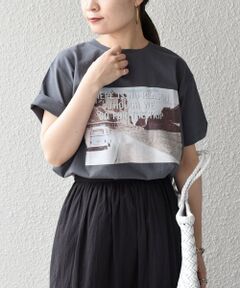 ■デザイン<br>風景やロゴをモチーフとしたグラフィックTシャツ。<br>プリントのロゴはさりげなく、大人カジュアルなコーディネートに取り入れやすいデザインに。<br>ベーシックなシルエットながらトレンドを程よくミックスしたアイテムです。<br><br>■素材<br>肌馴染みが良くドライタッチなUSAコットンを使用。<br>またUVカット加工を施しているので、これからの季節に活躍してくれる一枚です。<br>日差しを気にせず、夏のお洒落をお楽しみいただけます。<br><br>■コーディネート<br>綺麗めからカジュアルまで幅広くお使いいただけます。<br>タックインですっきりとしたコーディネートもお勧めです。<br><br><br>-------------------------------------<br>生地の厚み：中間<br>伸縮性：やや有<br>透け感：無<br>光沢感：無<br>水洗い：可<br>-------------------------------------<br>【スタッフ着用コメント】<br>《スタッフ1》<br>身長:156cm/体型:細身/普段サイズ:36/着用サイズ:ONE SIZE<br>サイズ感：適度にゆとりのあるサイズ感。ヒップにかかるくらいの着丈です。<br>コメント：しっかりとした生地感のカットソー素材。一枚でも、ジャケットやカーディガンのインナーとしてもおすすめ。あると重宝するアイテムです。<br>-------------------------------------<br><br><br>※末永く愛用頂く為に、アテンションタグを必ずご確認の上、着用又はお取り扱い下さい。<br><br>※屋外での撮影画像は、光の当たり具合で色味が異なって見える場合があります。商品の色味は、スタジオでの詳細画像をご参照ください。<br><font color="RED">※画像の商品はサンプルです。 </font><br>実際の商品と仕様、加工、サイズが若干異なる場合がございます。</p>