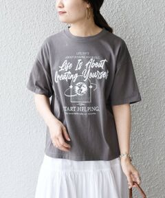 ■デザイン<br>・ROCK TEE風のプリントで、大人の方にも着やすい様にトーンをおさえた展開にしています。<br><br>■素材<br>・綿100%の素材にバイオ加工を施し、程よいUSED感を演出しています。<br><br>バイオ加工とは・・・<br>特殊な酵素を使って、微生物に布生地の表面を食べさせる加工のこと。<br>風合いが柔らかくなり着心地が良くなるのも特徴です。<br><br>【+81BRANCA】(ハチイチブランカ)<br>大人のためのハンサムCHICカジュアルメンズテイスト、ミリタリー、古着からインスパイアを受け、女性らしさを再解釈したスタイルを提案します。<br><br>※末永く愛用頂く為に、アテンションタグ・洗濯ネームを必ずご確認の上、着用又はお取り扱い下さい。