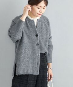 ■デザイン<br>大きめのゆったりとしたサイズ感が可愛いキーネックカーディガン。<br>ロンTEEやシャツの上に羽織るのはもちろん、ボタンを閉じてプルオーバーとして着用するのもおすすめ◎<br>柔らかい素材感なので、コートの中での着用もごわつかず着心地の良い一着。<br>しっかりとボリューム感のある素材ながらも軽い着心地がポイント。<br><br>■素材<br>チャイニーズラクーン30%混の細番の素材。<br>袖は畦編み、身頃は天竺編みとなっています。<br>ファーのような柔らかな毛足があり、肌触りが抜群で保温性に長けた一着。<br>このような素材では珍しく、ご自宅で手洗い可能なイージーケアも魅力です。<br><br>■コーディネート<br>キーネックで程よく首元の抜け感があるデザインなので、一枚ではもちろんインナー合わせも◎<br>Tシャツを合わせてカジュアルに、ブラウスをインしてキレイめスタイルでも活躍します。<br>ふわふわとした素材なので、レザーや落ち感のある素材等、素材でコントラストを出したスタイルがおすすめ。<br><br><br>シリーズもございます。<br>ヘアリー ボリュームスリーブ プルオーバー（品番：316-05-0680）<br><br><br>-------------------------------------<br>生地の厚み：中間<br>伸縮性：有<br>透け感：無（ベージュのみやや有）<br>光沢感：無<br>水洗い：可<br>-------------------------------------<br>【スタッフ着用コメント】<br>《スタッフ1》<br>身長:156cm/体型:細身/普段サイズ:36/着用サイズ:ONE SIZE<br>サイズ感：全体的に少しゆったりとしたサイズ感です。<br>コメント：ずっと触れていたくなる、やわらかい素材感。ネック部分も深すぎず、安心感があります。<br>-------------------------------------<br><br><br>※【家庭での洗濯が可能です】品質をよりよく保つため、洗濯及び取扱いに関しては、製品についている取扱い表示内容に従って洗濯してください。<br>※末永く愛用頂く為に、アテンションタグを必ずご確認の上、着用又はお取り扱い下さい。<br><br><font color="RED">※画像の商品はサンプルです。 </font><br>実際の商品と仕様、加工、サイズが若干異なる場合がございます。</p>