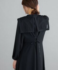 ■デザイン<br>シンプルでソフトフィットなシルエットのワンピース。<br>レースアップにはあえて細いサテンリボンを使用して、華奢な印象に仕上げました。<br>取り外し可能な大きめの襟は、レースは裏打ちせずに一枚で透け感を残し、スクエアな形の周りには、表地の縁どり始末を施してクラシカルなイメージに。<br>スカート部分はバイヤスカットで、しなやかな落ち感と柔らかな動きがポイントです。<br>肩を少し内側に入れて袖山にもたっぷりとギャザーを施し今年らしいシルエットに。<br>ワンピースの揺れ感のあるシルエットと落ち感のある素材もこだわりのポイントで、抜群にきれいなシルエットが魅力の一品です。<br><br>■素材<br>独特のシャリ感とソフトな風合いが、クラシカルなデザインのワンピースにぴったりなジョーゼット素材。<br>薄手ですが100デニールあり、透け感も少なめできちんとした場にも安心な素材です。<br>襟のレースは、幾何学な網目のストライプレースなので、大きめの襟が甘くなり過ぎないのがポイントです。<br><br>■コーディネート<br>デザインポイントでもあるレース襟は取外し可能なので、外すとシンプルなブラックドレスとして、冠婚葬祭にも着ていただけます。<br>つけ襟をセットすればアクセサリーいらずで一気に華やかな雰囲気になるので、パーティーなどにもおすすめのアイテムです。<br><br>-------------------------------------<br>生地の厚み：中間<br>伸縮性：無<br>透け感：無<br>光沢感：有<br>水洗い：不可<br>-------------------------------------<br><br>※着用の際は、バッグやアクセサリー、表面の粗い物等への引っ掛かりに十分ご注意ください。<br>※末永く愛用頂く為に、アテンションタグを必ずご確認の上、着用又はお取り扱い下さい。<br><br><font color="RED">※画像の商品はサンプルです。 </font><br>実際の商品と仕様、加工、サイズが若干異なる場合がございます。</p>