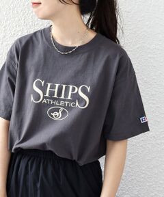 —23SS—<br><br>■デザイン<br>・RUSSELL ATHLETIC×SHIPSロゴが入った別注Tシャツです。<br>・ベーシックなボディーカラーにコーディネートしやすいロゴカラーにこだわりました。<br>・半ラバープリントで、ロゴが主張し過ぎないのも◎<br>・S、M、Lのサイズ展開があり、サイズによってはユニセックスで着用可能、おそろいコーデにもおすすめです◎<br><br>■素材<br>・綿100％でシャリ感があり着心地のよい素材。<br><br> ■コーディネート<br>・ゆったりとしたサイズをチョイスして、細身やセミワイドデニムでカジュアルにコーディネートも◎<br>・ロゴのフォントがカジュアル過ぎないのでジャケットを肩掛けして抜け感をだすのもおすすめです。<br><br>-------------------------------------<br>生地の厚み：中間 <br>伸縮性：有<br>透け感：ホワイト系やや有<br>光沢感：無<br>水洗い：可<br>-------------------------------------<br><br>※末永く愛用頂く為に、アテンションタグを必ずご確認の上、着用又はお取り扱い下さい。<br><br>※屋外での撮影画像は、光の当たり具合で色味が異なって見える場合があります。商品の色味は、スタジオでの詳細画像をご参照ください。<br>※商品画像は、光の当たり具合やパソコンなどの閲覧環境により、実際の色味と異なって見える場合がございます。予めご了承ください<br><font color="RED">※画像の商品はサンプルです。 </font><br>実際の商品と仕様、加工、サイズが若干異なる場合がございます。<br>※工場の生産の都合上、納期が変更になる場合がございます。発送日の前後については予めご了承ください。<br><br>