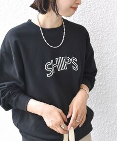 —23AW—<br><br><b>人気のSHIPSラウンドロゴシリーズ　ベーシックなスウェットが登場！</b><br><br>■デザイン<br>・大好評のSHIPSラウンドロゴTEEよりスウェットバージョンが登場。<br>・サイズはコンパクトに着ていただけるSから、ゆったり大きめに着ていただけるLサイズまでご用意しました。<br><br>■素材<br>・程よい厚みの裏毛。裏起毛はしていないので、早い時期から春先まで長く使えます。<br><br>■コーディネート<br>・デニムでカジュアルに着たり、スラックスやIラインのスカートできれいめにスタイリングするなど、幅広く着まわせます。<br><br>-------------------------------------<br>生地の厚み：中間<br>伸縮性：有<br>透け感：無<br>光沢感：無<br>水洗い：可 <br>-------------------------------------<br><br>※末永く愛用頂く為に、アテンションタグを必ずご確認の上、着用又はお取り扱い下さい。<br>※生産時期により、カラーや仕様が若干異なる商品存在する場合ございます、予めご了承お願いします。<br>※屋外での撮影画像は、光の当たり具合で色味が異なって見える場合があります。商品の色味は、スタジオでの詳細画像をご参照ください。<br>※商品画像は、光の当たり具合やパソコンなどの閲覧環境により、実際の色味と異なって見える場合がございます。予めご了承ください<br><font color="RED">※画像の商品はサンプルです。 </font><br>実際の商品と仕様、加工、サイズが若干異なる場合がございます。<br>※工場の生産の都合上、納期が変更になる場合がございます。発送日の前後については予めご了承ください。<br>